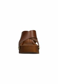 Sandale en cuir marron avec un design supérieur entrecroisé, talon ouvert et semelle plateforme basse avec des accents en matériel doré.