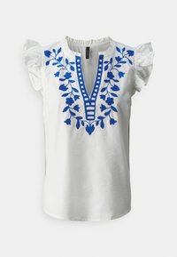 Witte katoenen blouse met blauwe bloemen borduursels en een V-halslijn. Heeft korte gerimpelde mouwen en accenten van horizontale strepen.