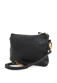 Clutch bag in pelle nera con finitura testurizzata, hardware in oro e tracolla removibile. Presenta una chiusura con zip e un design minimalista.