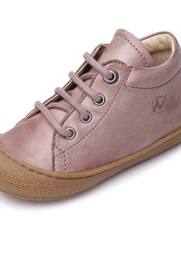 Sneaker in pelle rosa con lacci, suola in gomma e puntale testurizzato. Presenta un logo discreto sul lato e occhielli tondi per i lacci.