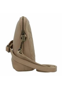 Borsa a tracolla in pelle beige con chiusura a zip, superficie testurizzata e tracolla regolabile. Presenta dettagli in rilievo su un lato.