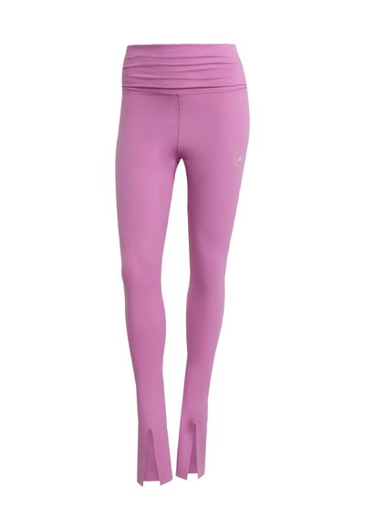 Rosa leggings med hög midja, med sidofickor vid anklarna och en liten logotypdetalj i en kontrasterande färg. Slätt, elastiskt material.