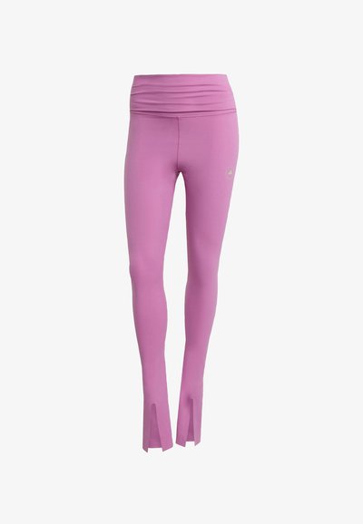 Leggings rosa con vita alta, caratterizzati da fessure laterali alle caviglie e un piccolo logo in un colore a contrasto. Materiale liscio e elasticizzato.