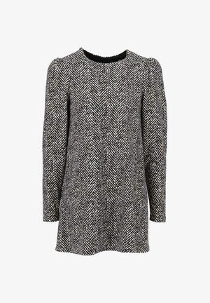 Giacca da donna a maniche lunghe con motivo a spina di pesce bianco e nero, colletto rotondo e un singolo bottone visibile nella parte superiore.