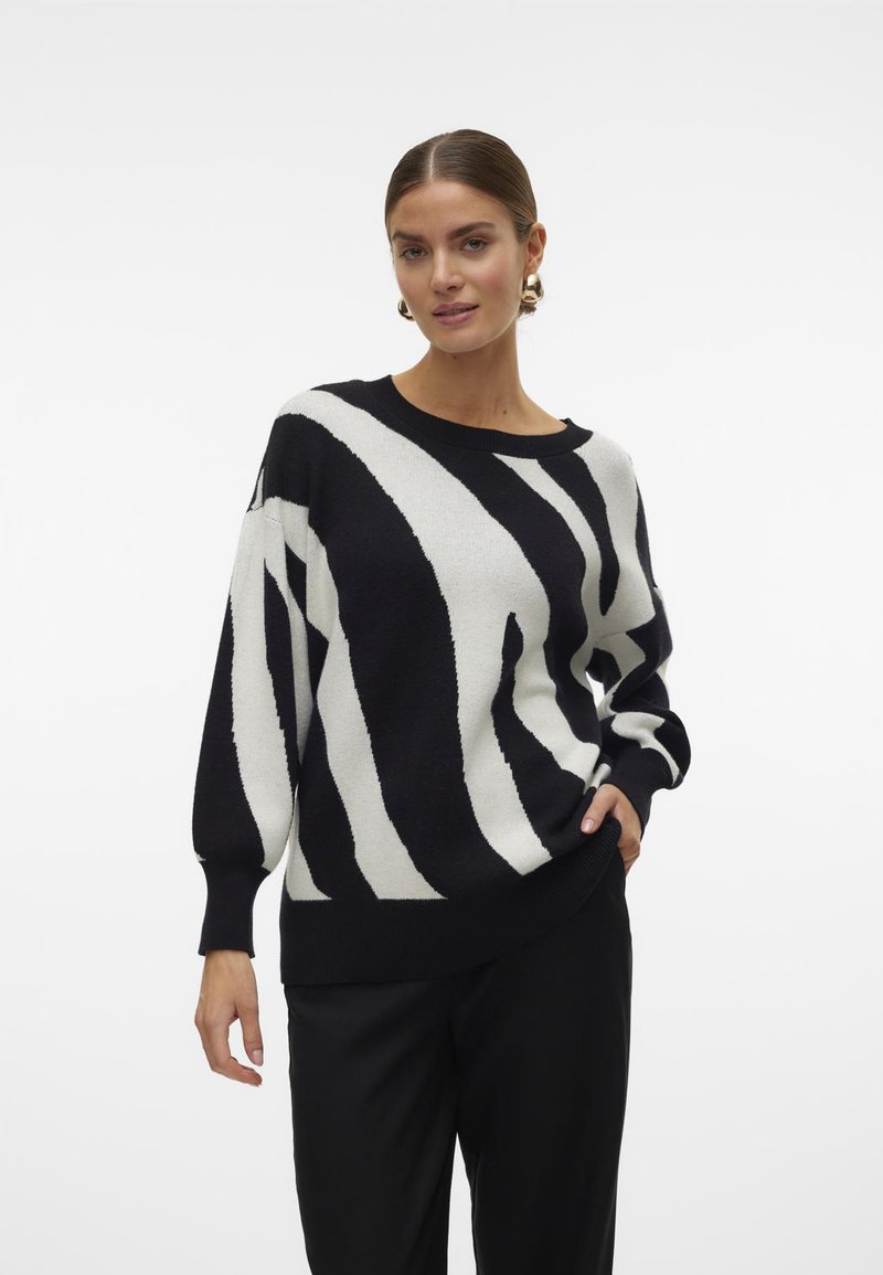 Maglione a righe bianche e nere con vestibilità rilassata, scollo rotondo e maniche a pallone, realizzato in un morbido tessuto a maglia testurizzato.