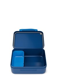 Blaues Kunststoff-Brotzeitbox mit einem klappbaren Deckel, ausgestattet mit einem herausnehmbaren blauen Innenfach und einer glatten, matten Oberfläche.