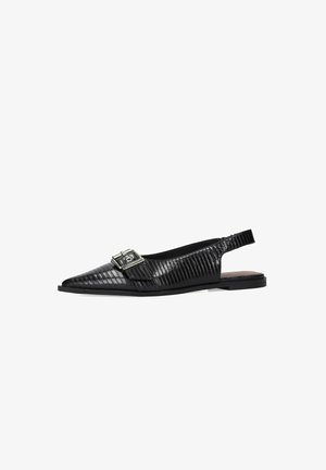 Schwarzer spitzer flacher Slingback-Schuh mit strukturiertem Muster und silberner Schnalle oben.