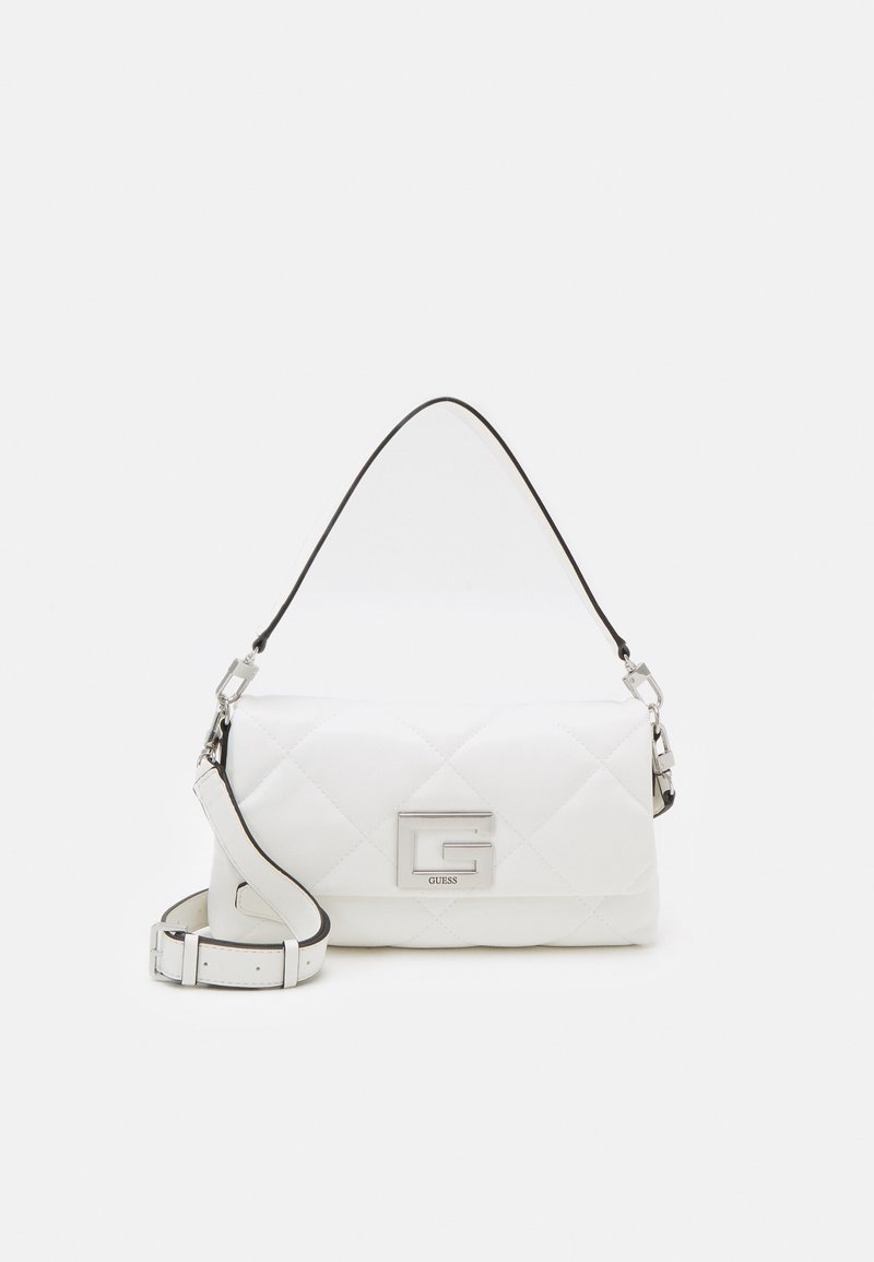 Sac à bandoulière en cuir matelassé blanc avec fermoir logo Guess argenté et bandoulière réglable détachable sur fond blanc uni.