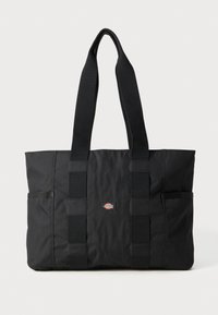 Svart tote bag med doble håndtak, laget av slitesterkt stoff. Har to sidelommer og en liten logo i midten. Enkel, rektangulær design.