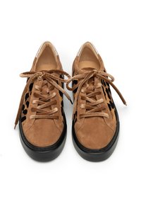 Sneaker in suede marrone con dettagli in stampa leopardata nera, punta rotonda e suola in gomma nera piatta. Presenta lacci abbinati e colletto imbottito.