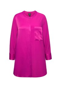 Fuchsia Hemdbluse aus glattem Stoff, mit langen Ärmeln, einem runden Kragen und einer einzelnen Brusttasche auf der linken Seite.