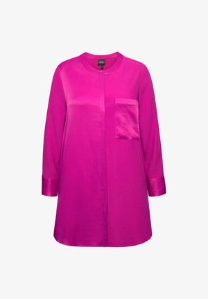 Fuchsia Hemdbluse aus glattem Stoff, mit langen Ärmeln, einem runden Kragen und einer einzelnen Brusttasche auf der linken Seite.