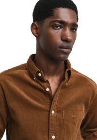GANT REG  - Skjorter - cacao