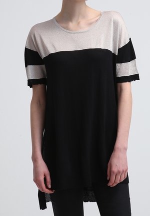 Schwarzes und metallisch silbernes T-Shirt mit kurzen Ärmeln, rundem Ausschnitt, horizontalen Streifen und einem längeren Rückensaum. Weiche Textur.