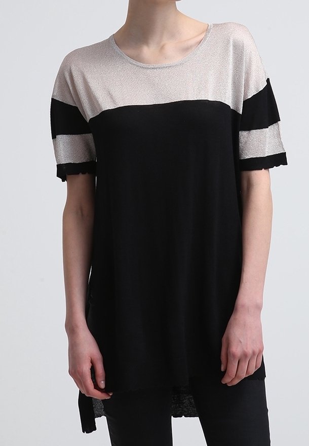 Haut noir et argent métallique à manches courtes, avec un col rond, des rayures horizontales et une longueur de dos plus longue. Texture douce.