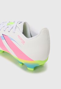 Biele futbalové kopačky s modro-ružovým pruhovaným dizajnom, zelenou podrážkou a značkou 'PREDATOR'. Vyrobené z hladkého syntetického materiálu.