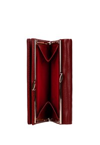 Červená kožená peněženka s texturovaným povrchem, vybavená stříbrným klipem a dvěma přihrádkami na karty nebo hotovost, vystlaná v odpovídající barvě.