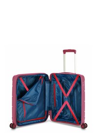 Valigia rigida di colore rosa con interno blu. Caratteristiche includono cinghie incrociate regolabili, due tasche con zip e un manico estensibile.