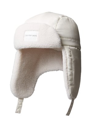Chapeau trappeur d’hiver écru avec doublure en polaire, cache-oreilles et logo Calvin Klein Jeans sur le rabat avant.