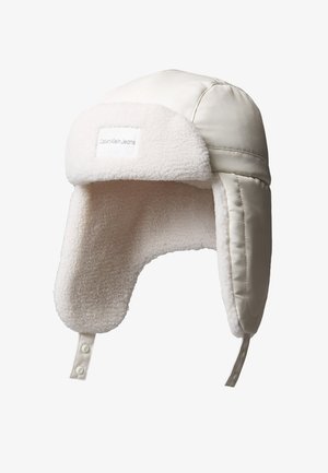 Chapeau trappeur d’hiver écru avec doublure en polaire, cache-oreilles et logo Calvin Klein Jeans sur le rabat avant.