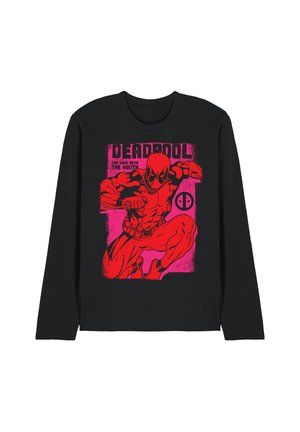 Schwarzes Langarmshirt mit rotem Deadpool-Grafik in Aktion mit dem Text „Deadpool The Merc With The Mouth“ und Logo vor pinkem Hintergrund.