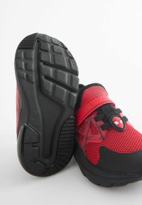 Rote Sportschuhe aus Mesh und Gummi, mit einer schwarzen Sohle, einem Spinnennetzdesign und einem Spider-Man-Emblem am Riemen.