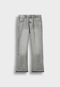 Jean gris délavé à jambes droites avec une légère évasement et ourlets bruts, doté de poches avant et d'une fermeture à bouton.