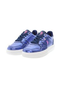 Sneakers in satin viola con suola in gomma bianca, lacci blu navy e dettaglio in rosa sul linguettone e sul lato. Design con punta rotonda e piatta.