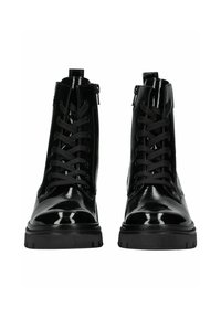 Botas de tobillo de charol negro con cordones y cremalleras negras. Suelas gruesas y texturizadas y un acabado suave y brillante.