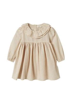 Beige gestreepte jurk met lange mouwen, ruches om de hals en een gatherede taille. Gemaakt van lichte stof met een zachte textuur en fijne lijnen.