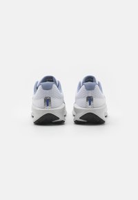 Nike Performance DOWNSHIFTER 13 - Chaussures de running sur route - white/metallic silver/ashen slate/photon dust/black/racer blue