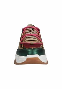 Basket multicolore avec un dessus brillant vert et or, des lacets roses, un panneau tan à motifs, et une épaisse semelle blanche avec une base en caoutchouc couleur gomme.