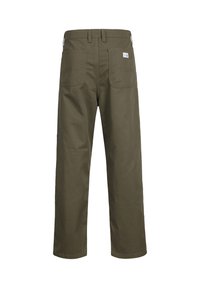 Pantaloni verde oliva a gamba dritta con due tasche posteriori e passanti per cintura, mostrati da dietro su sfondo bianco.