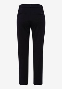 Pantalon noir à jambes droites vu de dos avec deux poches passepoilées au niveau de la ceinture.