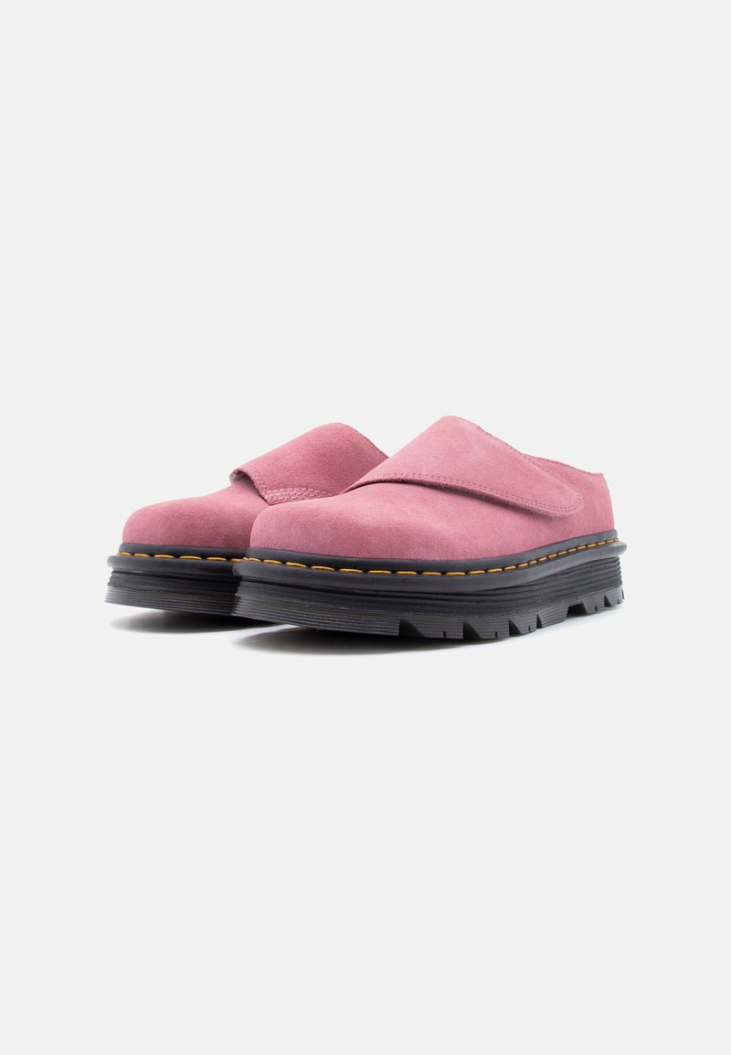 Scarpe slip-on in pelle scamosciata rosa con suole nere spesse e dettagli di cuciture gialle, mostrate affiancate su uno sfondo bianco.