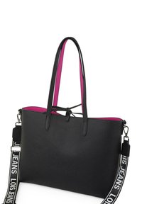 Bolso tote de cuero negro texturizado con interior rosa, que cuenta con asas largas y una correa desmontable que muestra texto blanco.