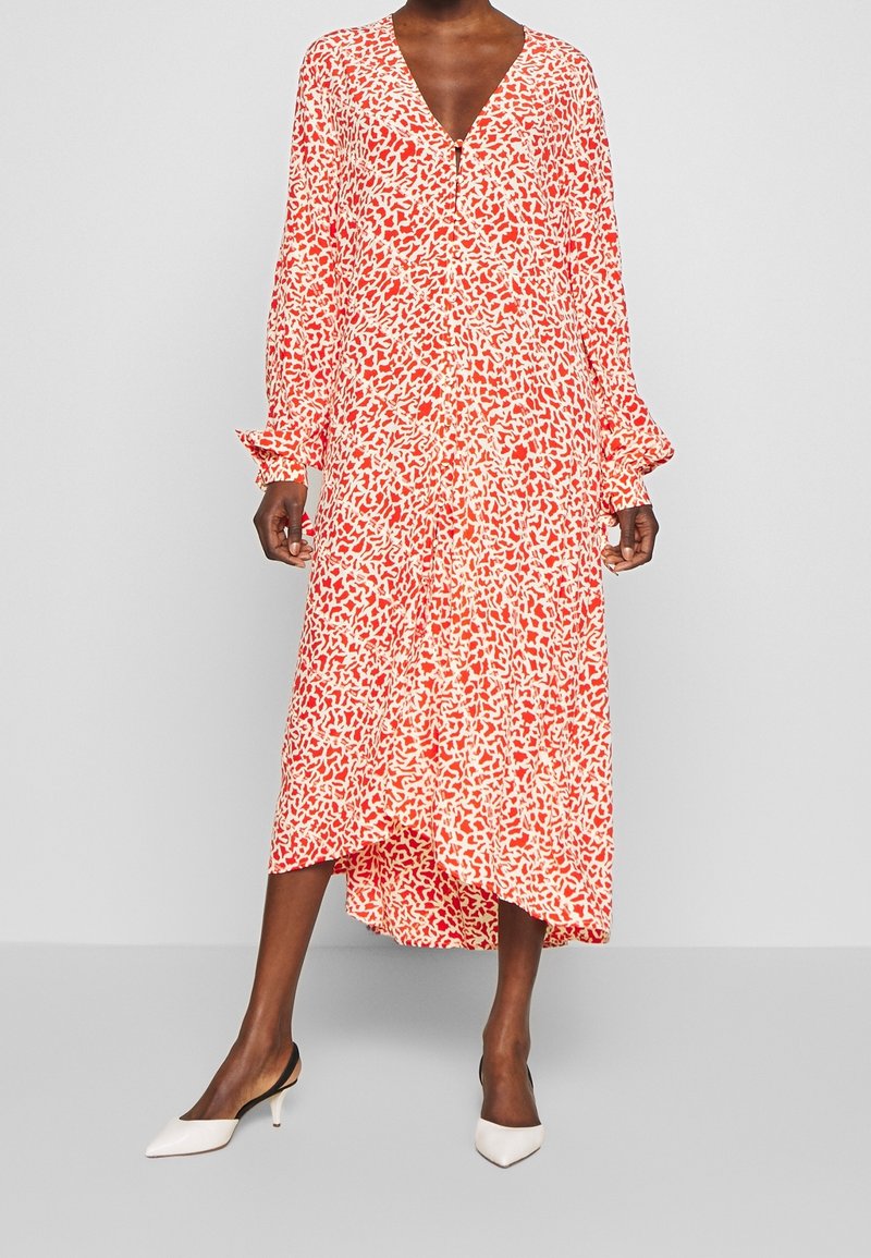Midi šaty s dlouhými rukávy a výstřihem do V, v červenobílém vzoru, se zapínáním na knoflíky a splývavým, strukturovaným materiálem.