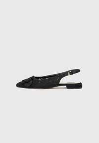 Ballerines noires à bride arrière avec un design en dentelle florale complexe, bout pointu, détail de nœud décoratif et un petit talon plat.
