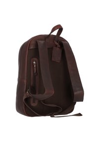 Sac à dos en cuir marron avec des accents en maille, doté d'une poche zippée à l'avant, de bretelles réglables et d'une étiquette de marque. Surface texturée et conception durable.