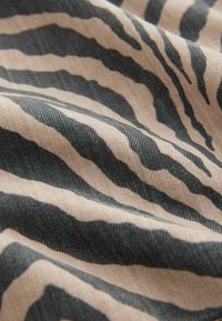 Next REGULAR FIT - PULLON LIGHTWEIGHT - Farkkushortsit - tiger print
