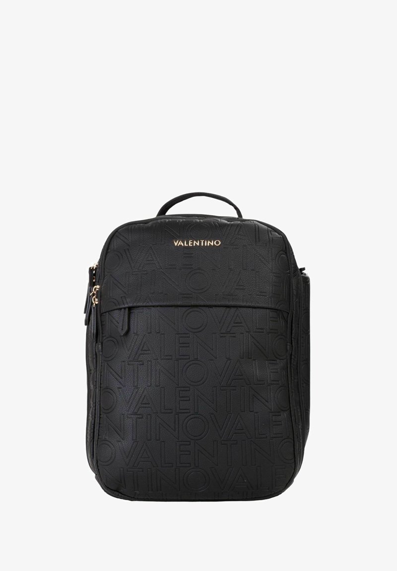 Sac à dos en cuir noir avec un logo "Valentino" embossé, une poche zippée à l'avant et une poignée supérieure pour un transport facile.