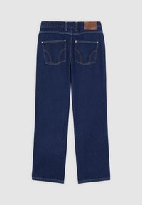 Jeans a gamba dritta blu scuro con tasche posteriori, cuciture visibili, passanti per la cintura e un'etichetta del marchio marrone sulla vita.