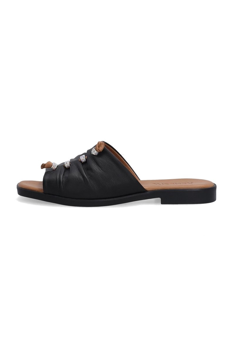 Sandal en cuir noir à glissière avec design froncé, comportant cinq accents décoratifs en ton argent et une semelle intérieure rembourrée marron.