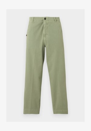 Pantalon vert clair à jambe droite avec fermeture par bouton et zip, passants pour ceinture et poche latérale sur fond uni.