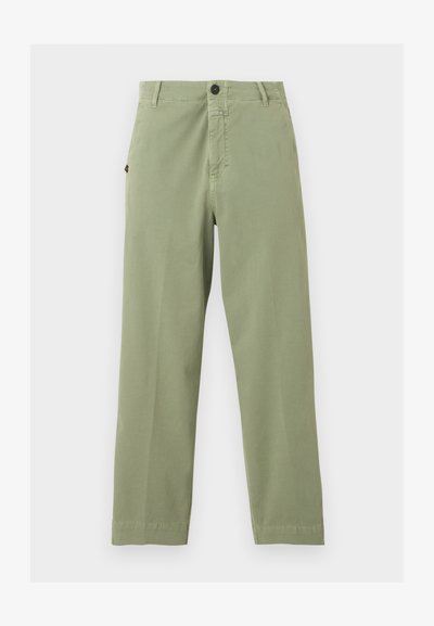Ανοιχτό πράσινο παντελόνι με ίσια γραμμή, κλείσιμο με κουμπί και φερμουάρ, θηλιές για ζώνη και πλαϊνή τσέπη σε απλό φόντο.