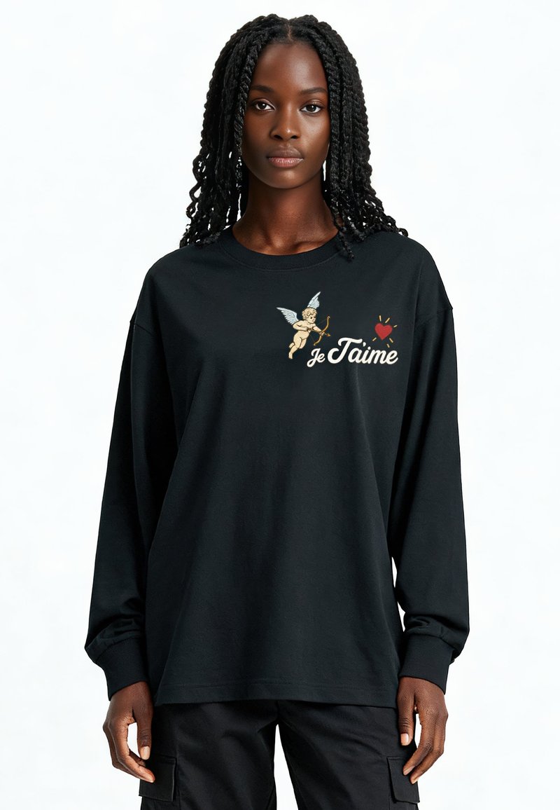 T-shirt noir à manches longues en coton avec un graphisme de chérubin accompagné du texte "je t'aime" et un détail de cœur rouge sur le devant.
