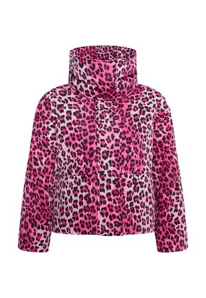 Felfújható dzseki magas gallérral, élénk rózsaszín anyagból, fekete és levendula leopárd foltokkal, dobozszerű sziluettel.