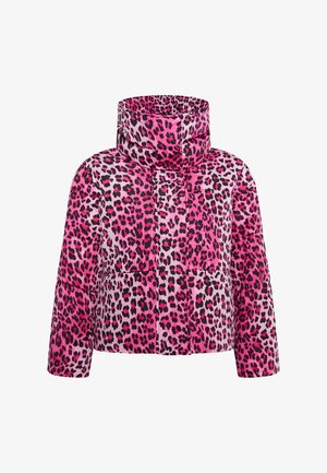 Felfújható dzseki magas gallérral, élénk rózsaszín anyagból, fekete és levendula leopárd foltokkal, dobozszerű sziluettel.