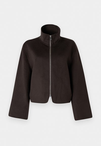 Jachetă scurtă din fleece neagră, cu guler înalt, fermoar complet și mâneci largi, având o textură moale și o finisare netedă.