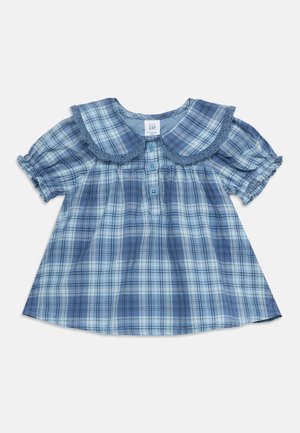 Modro-biele kockované detské šaty s golierom Peter Pan, čipkovanou lemovkou, krátkymi nadýchanými rukávmi a tromi prednými gombíkmi.